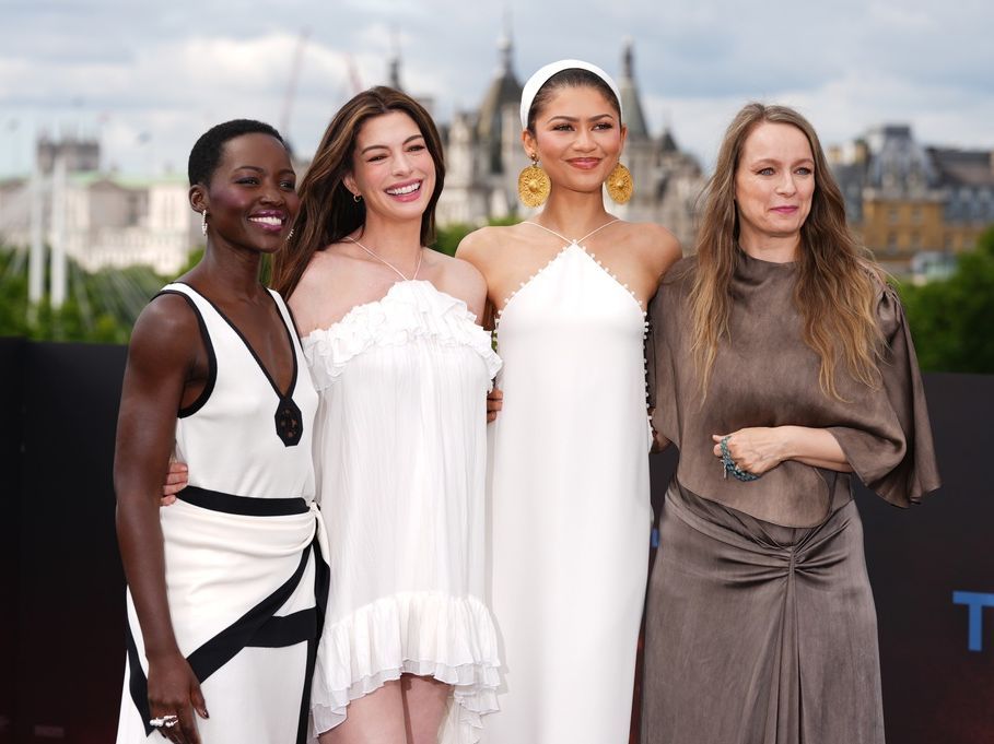 Η Zendaya με Jacquemus, σαν Ελληνίδα θεά & όλα τα fashion looks στο photocall της «Οδύσσειας»