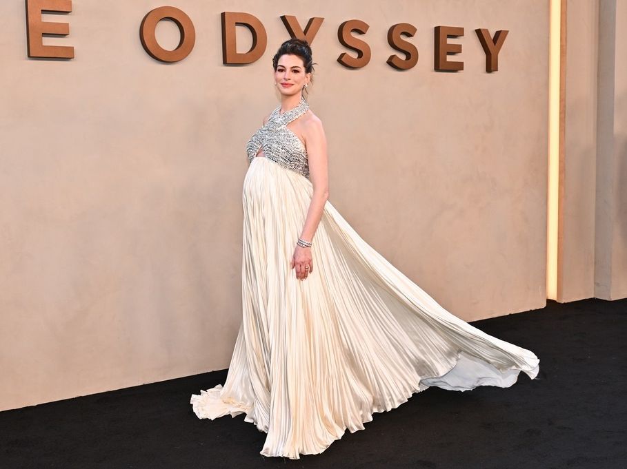 Anne Hathaway: «Οι πιθανότητες να μείνω έγκυος στα 43 ήταν πολύ μικρές»