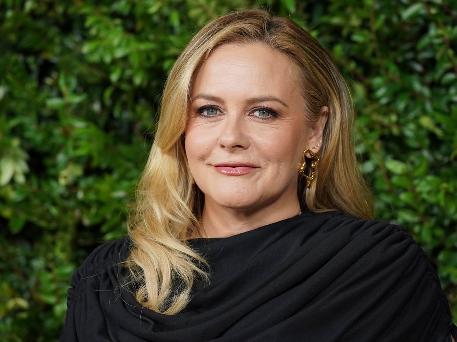 Η Alicia Silverstone γίνεται 50 και έχει αναφερθει στη σκληρή πλευρά των '90s