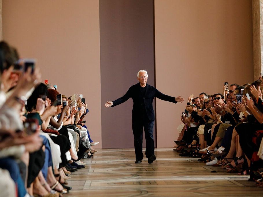 O Giorgio Armani που ξεκίνησε τα πάντα από το 0, γίνεται σήμερα 91: «Η κομψότητα δεν αγοράζεται»