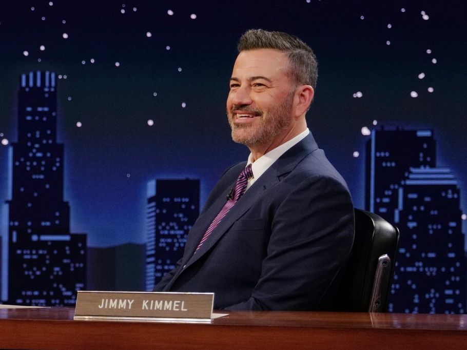 Ο Jimmy Kimmel επέστρεψε συγκινημένος μετά την αναστολή στο ABC με ένα μήνυμα ανθρωπιάς