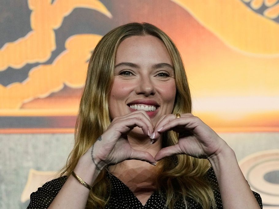 Soap nails: Η Scarlett Johansson έκανε το manicure που ταιριάζει με όλα τα φθινοπωρινά looks