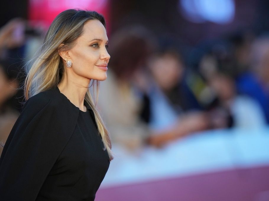 Όλα όσα πρέπει να ξέρεις για τη νέα high fashion ταινία της Angelina Jolie, Couture