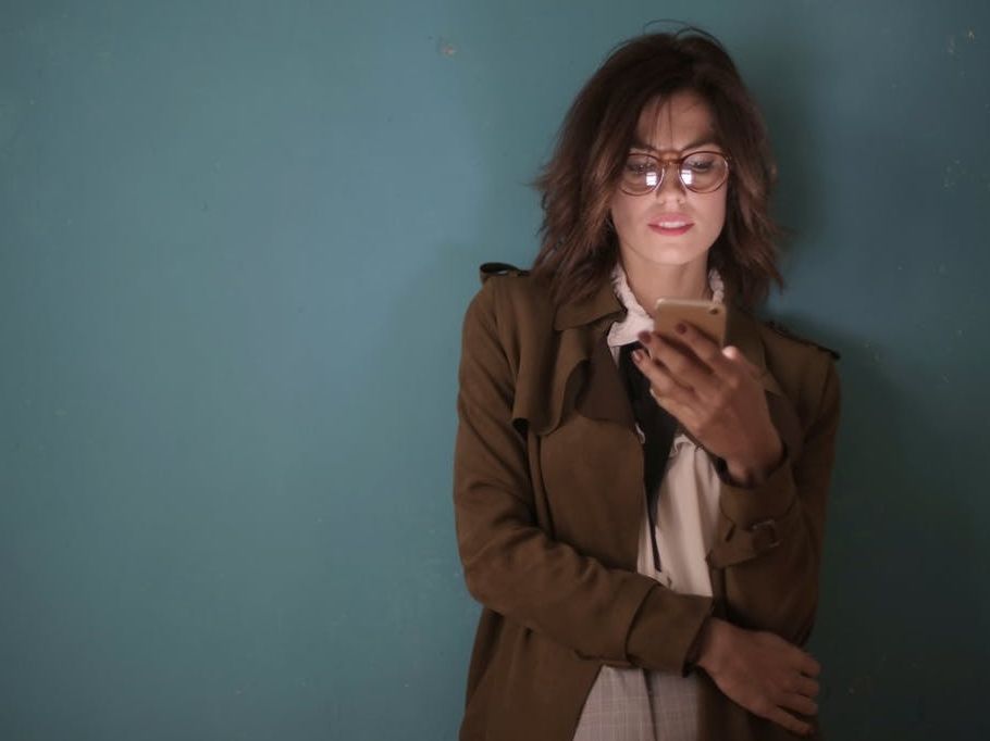 Τρία χρώματα που, σύμφωνα με την ψυχολογία, «μαρτυρούν» χαμηλή αυτοεκτίμηση