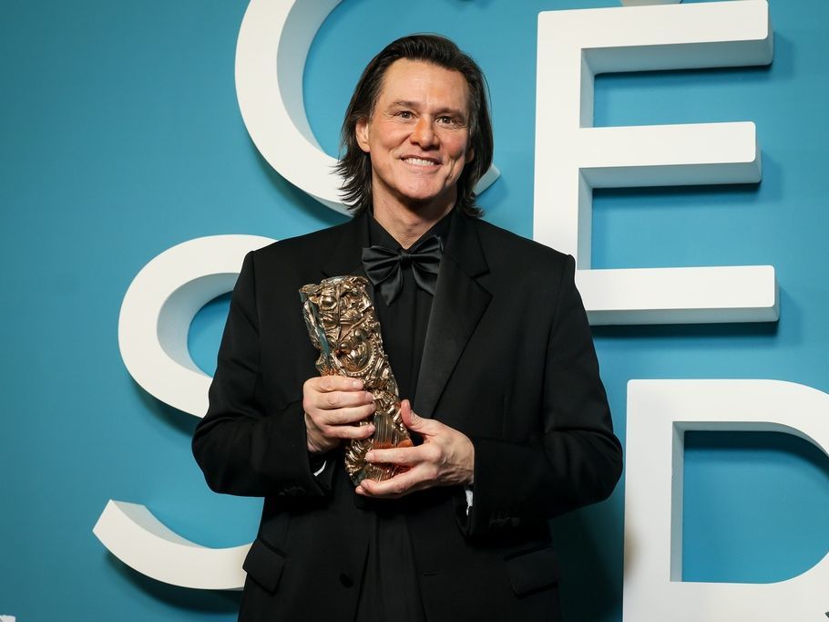 Stars, κλώνοι και viral θεωρίες συνομωσίας: Από τον Jim Carrey μέχρι τη Selena Gomez