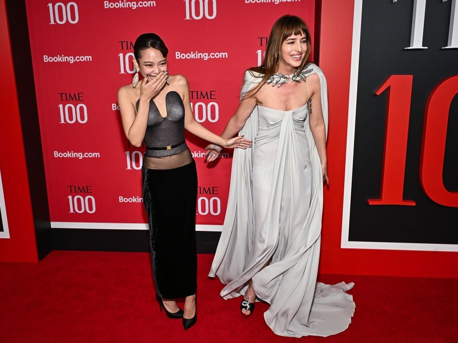 Οι best of εμφανίσεις στο Time 100 Gala: Hailey Bieber & Dakota Johnson με αιθέριο grey χρώμα