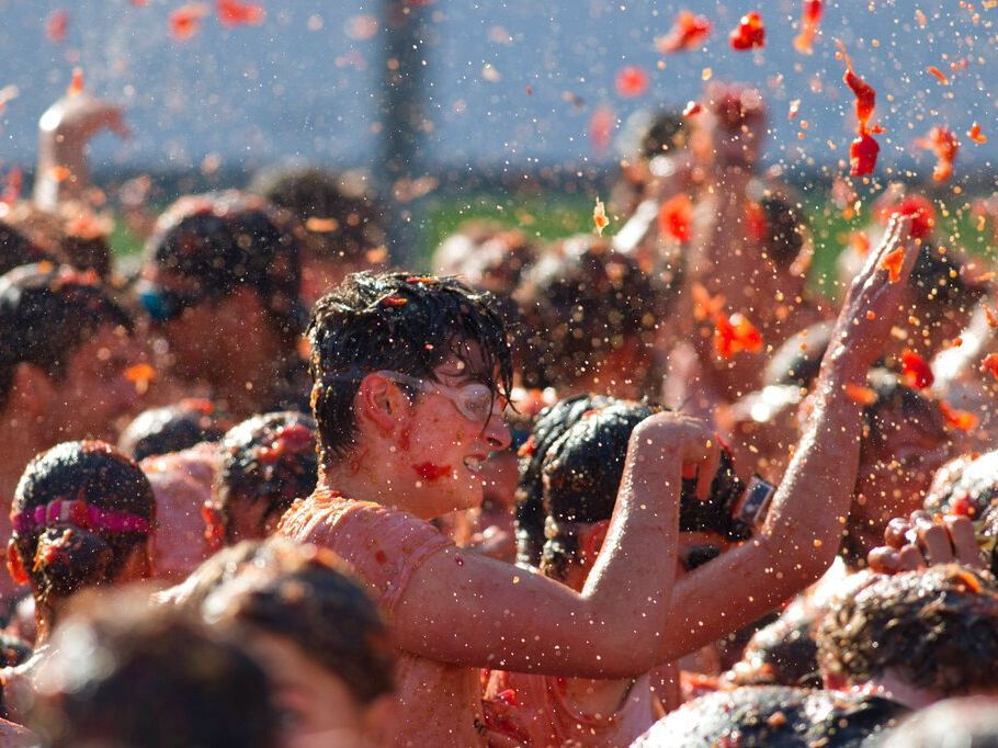 La Tomatina: Η πιο διάσημη ντοματομαχία του κόσμου έβαψε ξανά την Ισπανία στα κόκκινα