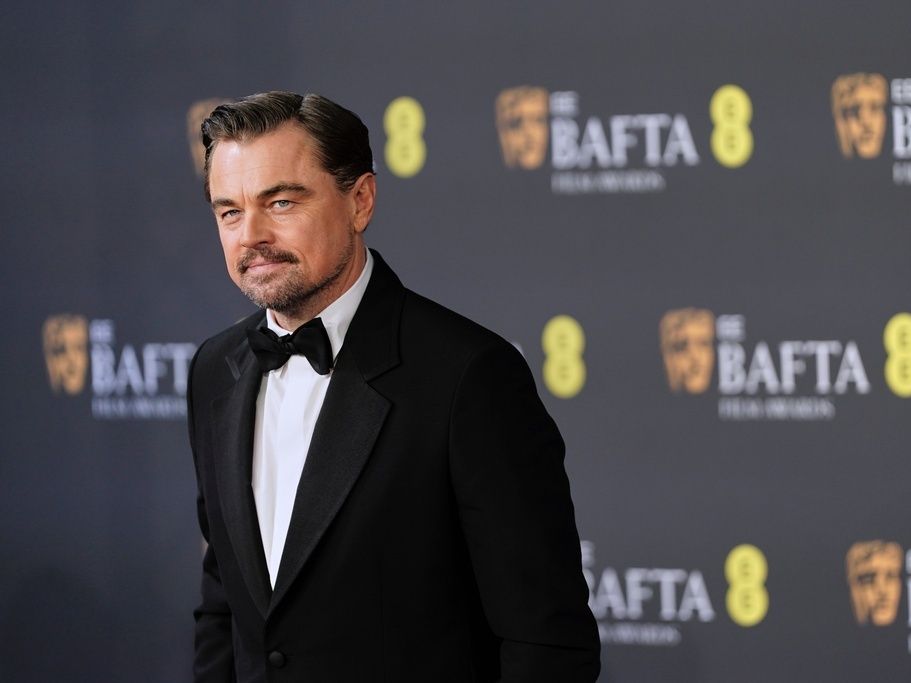 Η πρώτη εικόνα από τη νέα ταινία του DiCaprio μάς βάζει ήδη σε σκοτεινό mood