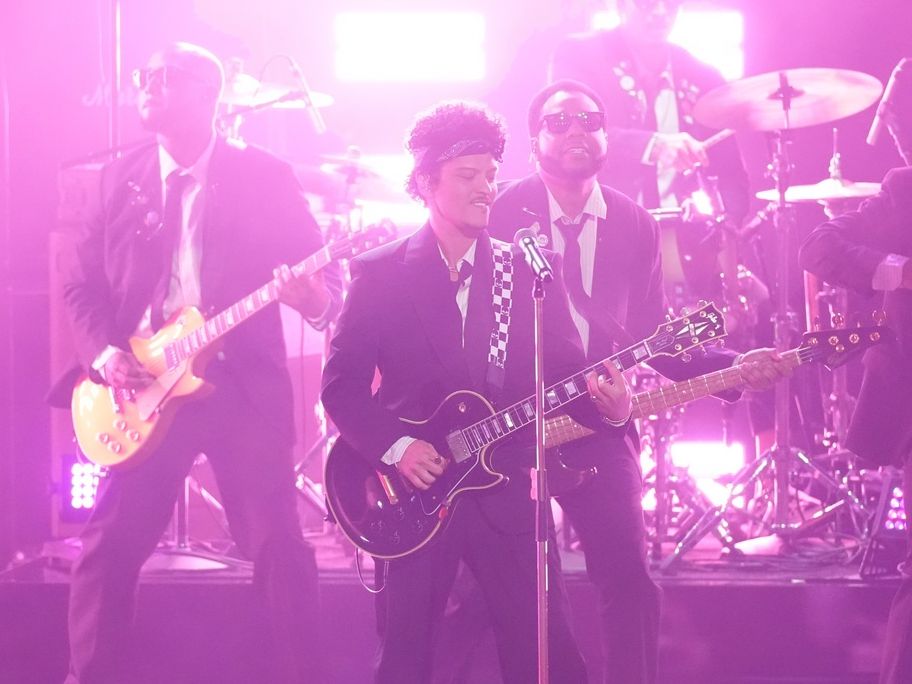 Double hit για τον Bruno Mars: Πώς έκανε ιστορικό comeback στο Billboard