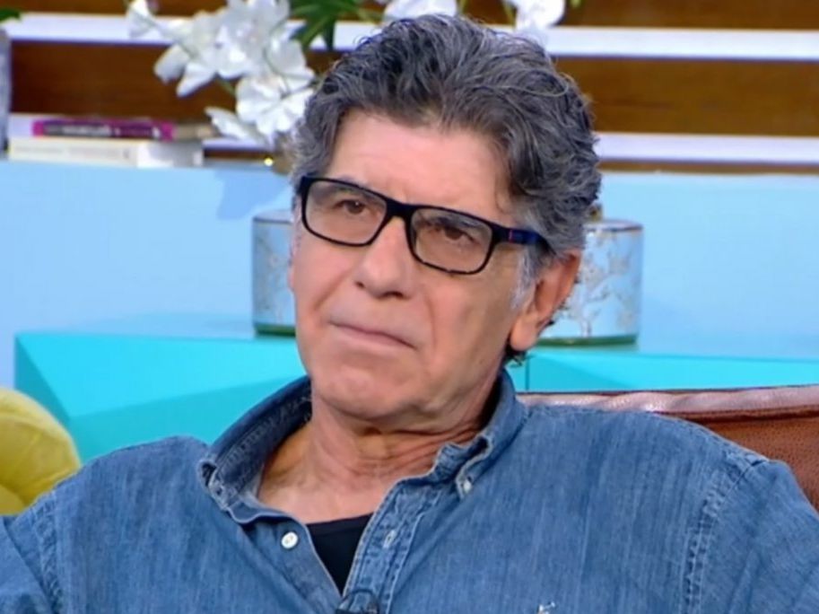 «Μόνο το γέλιο θα μας σώσει» λέει ο Γιάννης Μπέζος και επιστρέφει στην TV με τους «Σούπερ Ήρωες»