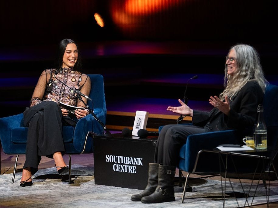 Η Dua Lipa, η Patti Smith και η αμηχανία ενός κόσμου που προτιμά τις ποπ σταρ αδιάβαστες