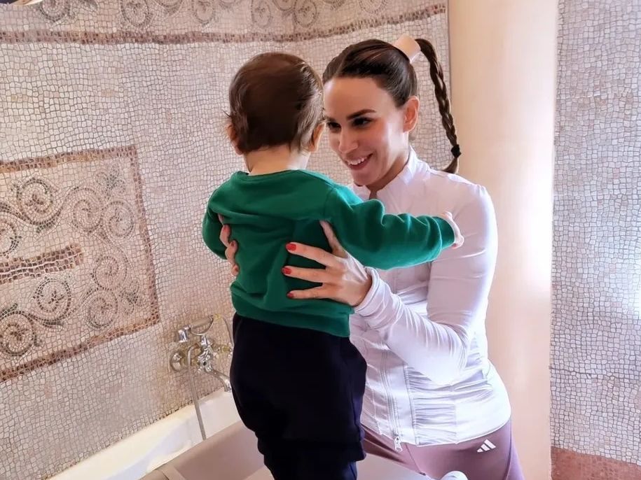 «Δυο φορές μόνο φώναξα» λέει η μαμά Κατερίνα Στικούδη και εξηγεί τι κάνει για να περάσει το δικό της