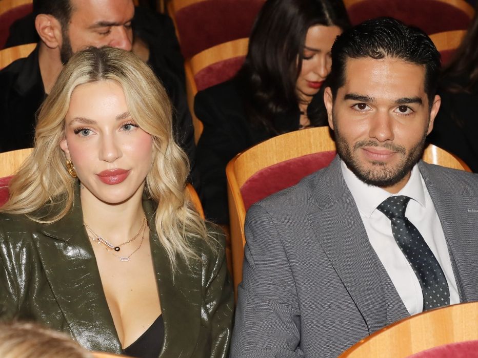 Καληφώνη - Μάστορας: Η θέα στην Ακρόπολη από το τεράστιο σαλόνι τους και το ιδιαίτερο beauty έπιπλο