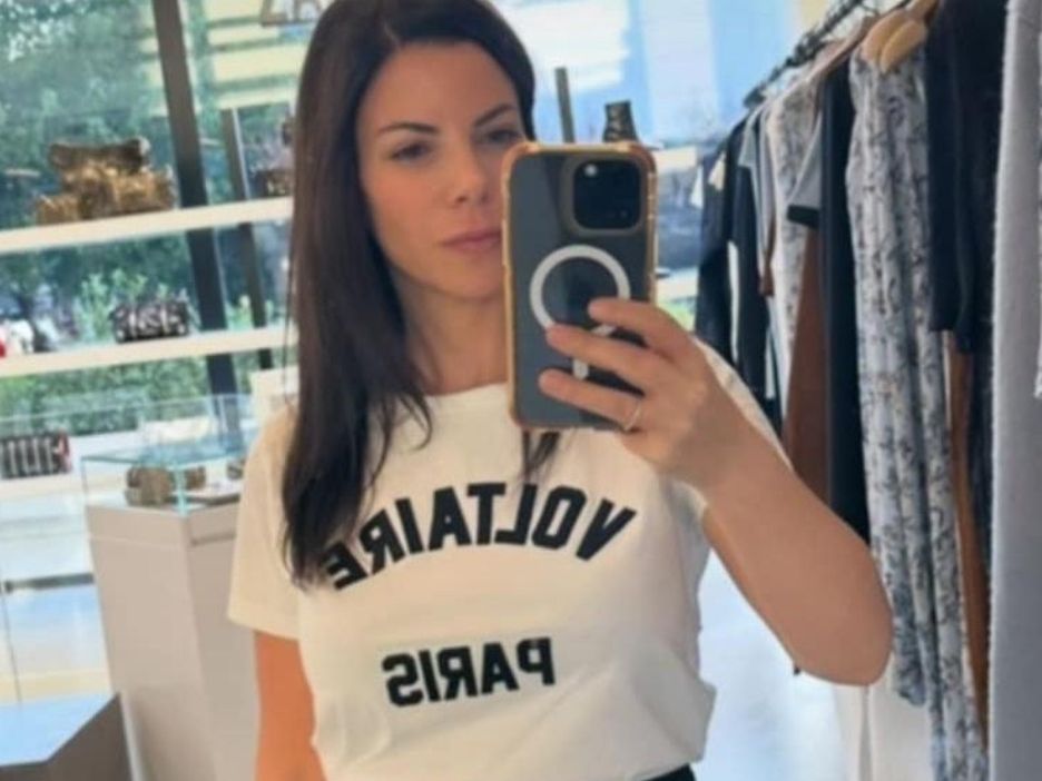 Η σπάνια έξοδος της ανανεωμένης Αντελίνας Βαρθακούρη δείχνει πως η εσωτερική λάμψη νικά κάθε φίλτρο