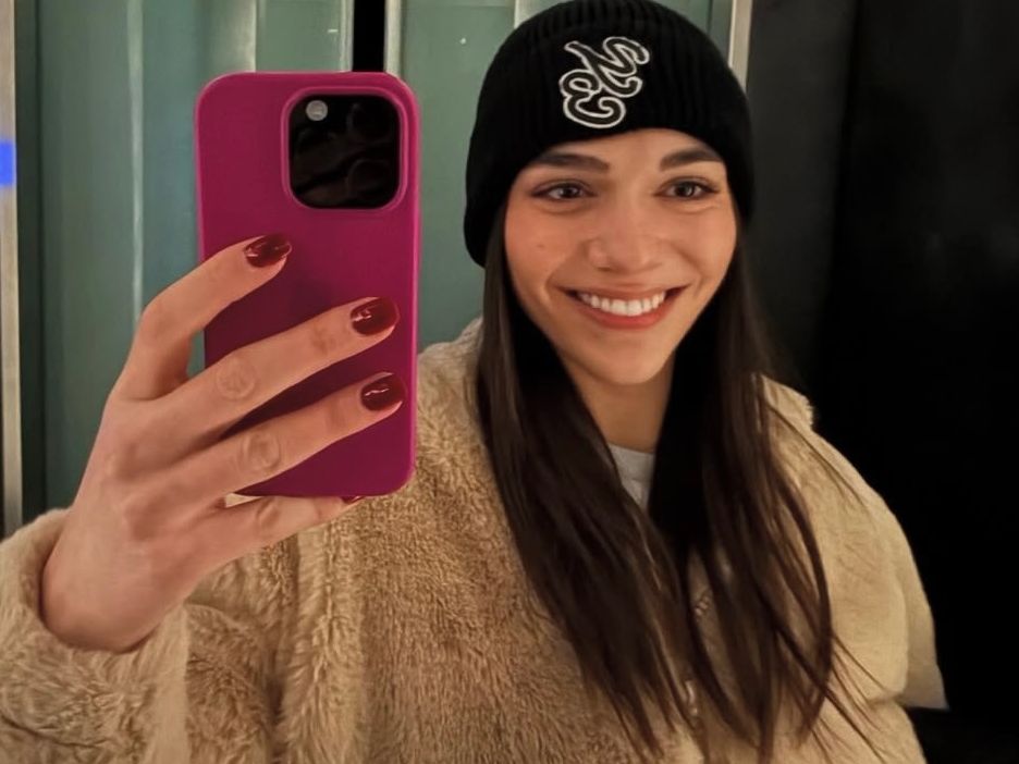 «Μελένια φωνή», έγραψαν στην Μελίνα Νικολαΐδη στο νέο της βίντεο που τραγουδάει Παπακωνσταντίνου