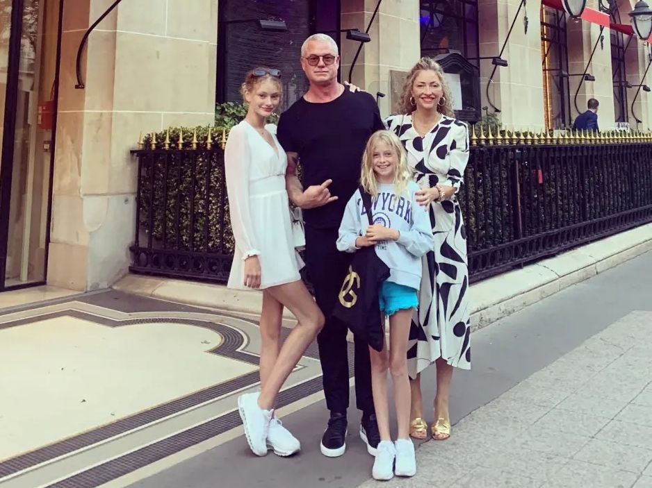 «Είναι οδυνηρό» λέει η σύζυγος του Eric Dane για τη διάγνωση ALS που άλλαξε τη ζωή της οικογένειας