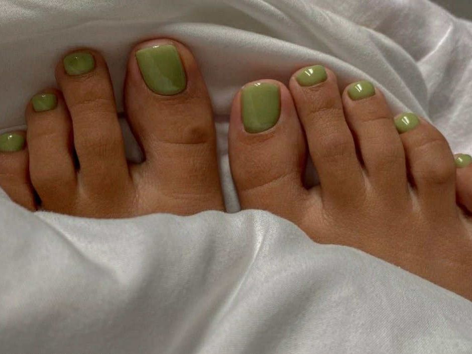 Ούτε κόκκινο, ούτε milky: Αυτό είναι το πιο hot χρώμα στο pedicure το καλοκαίρι 2025