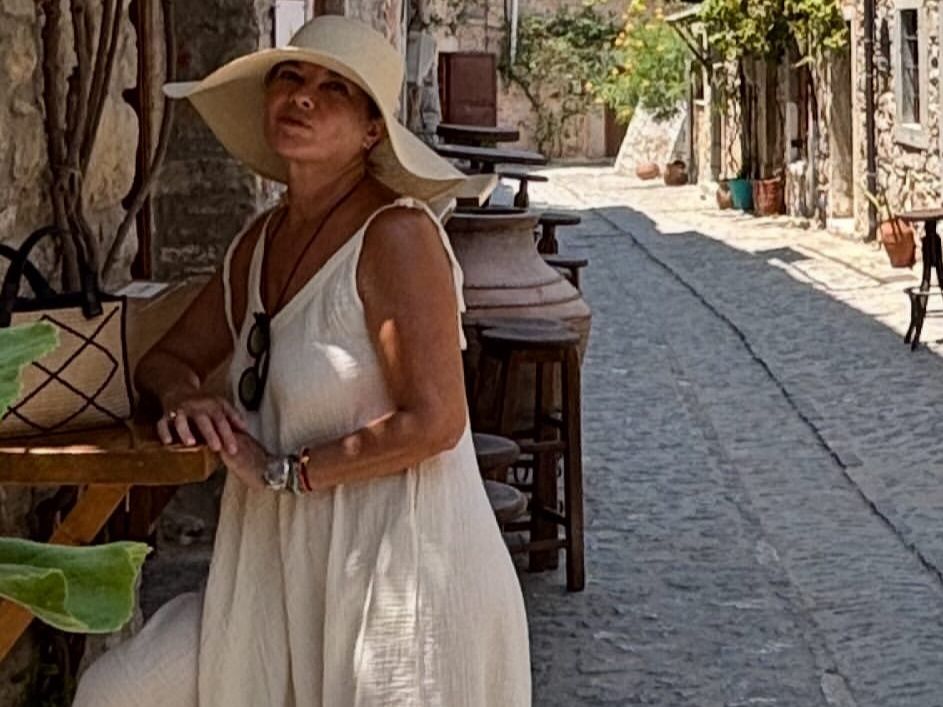 Η Σοφία Αλιμπέρτη άφησε για λίγο την Πάρο και ερωτεύτηκε (σ)τη Χίο- Το άλμπουμ και η φωτό με τον γιο