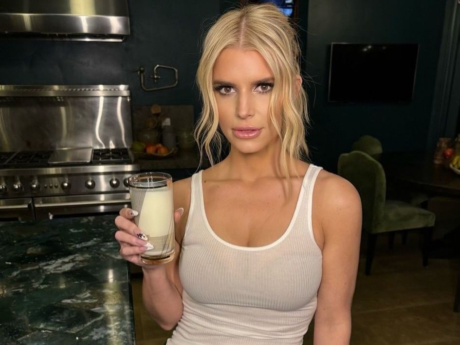 Η Jessica Simpson γιορτάζει 7 χρόνια νηφάλια & θυμόμαστε 10 ακόμη διάσημους που νίκησαν το αλκοόλ