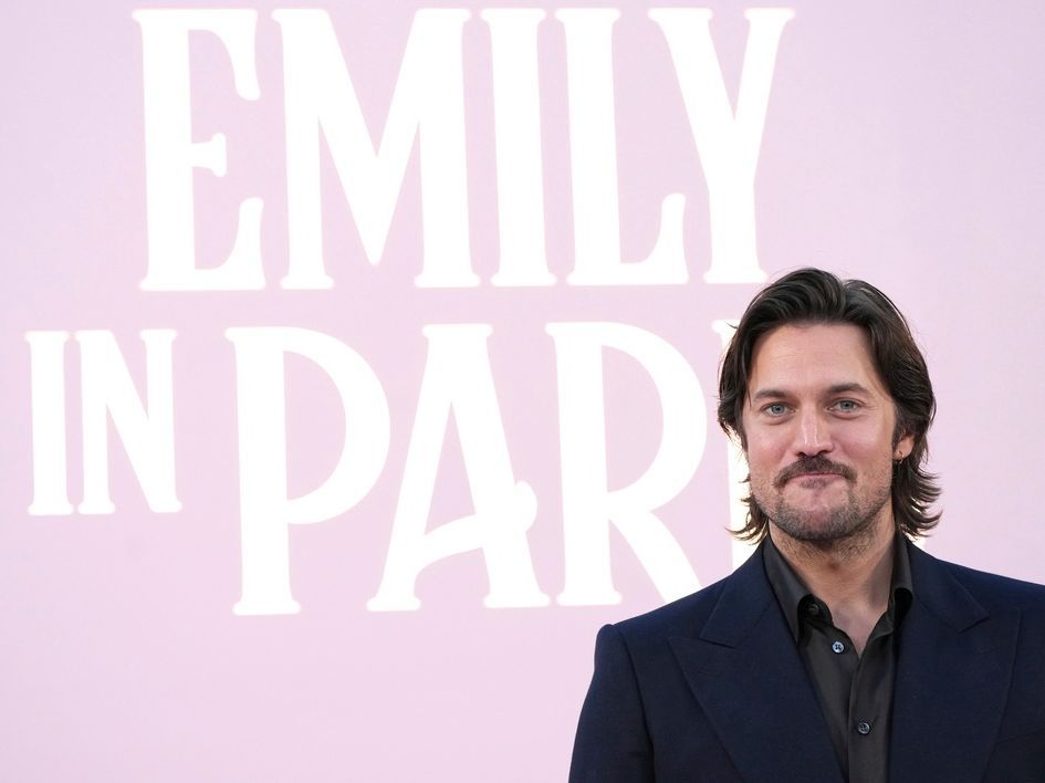 Λιώσαμε! Ο Lucas Bravo του «Emily in Paris» έκανε 14 ώρες ταξίδι για μια αγκαλιά στο κορίτσι του