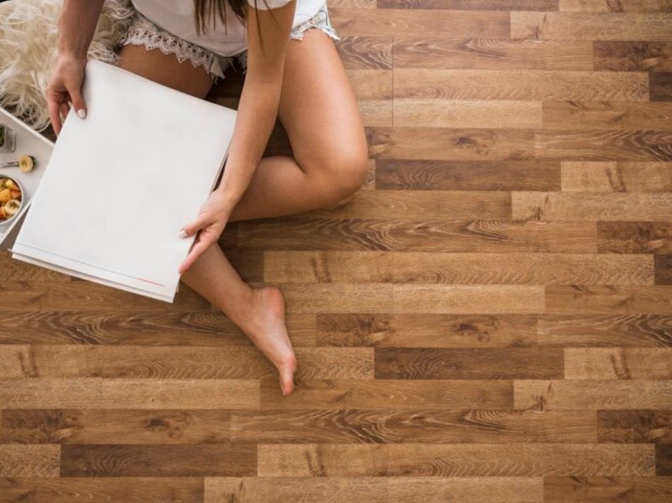 Καθαρό και λαμπερό παρκέ: το μυστικό που το κάνει να λάμπει και να αντανακλά το φως με ένα πέρασμα