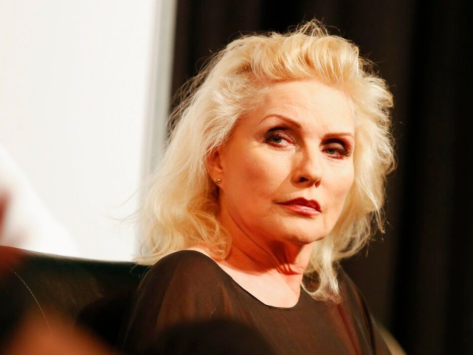 Η Debbie Harry επιστρέφει στον κινηματογράφο και γίνεται η μητέρα της Pamela Anderson