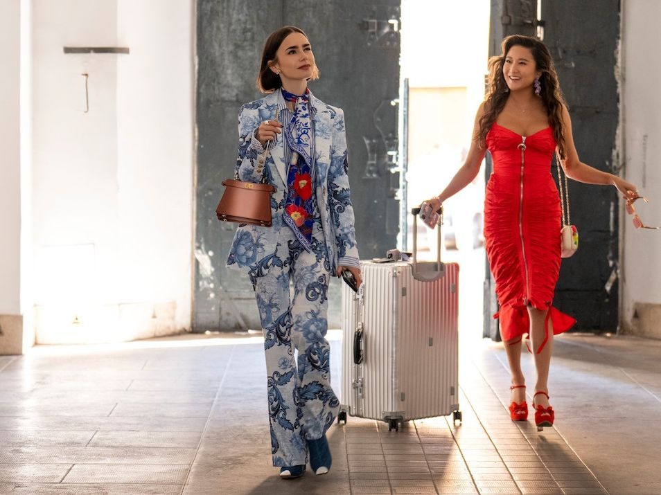 Emily in Paris S5: Όχι μόνο το viral ριγέ πράσινο σακάκι! Τα 3 looks που έγιναν fashion inspo