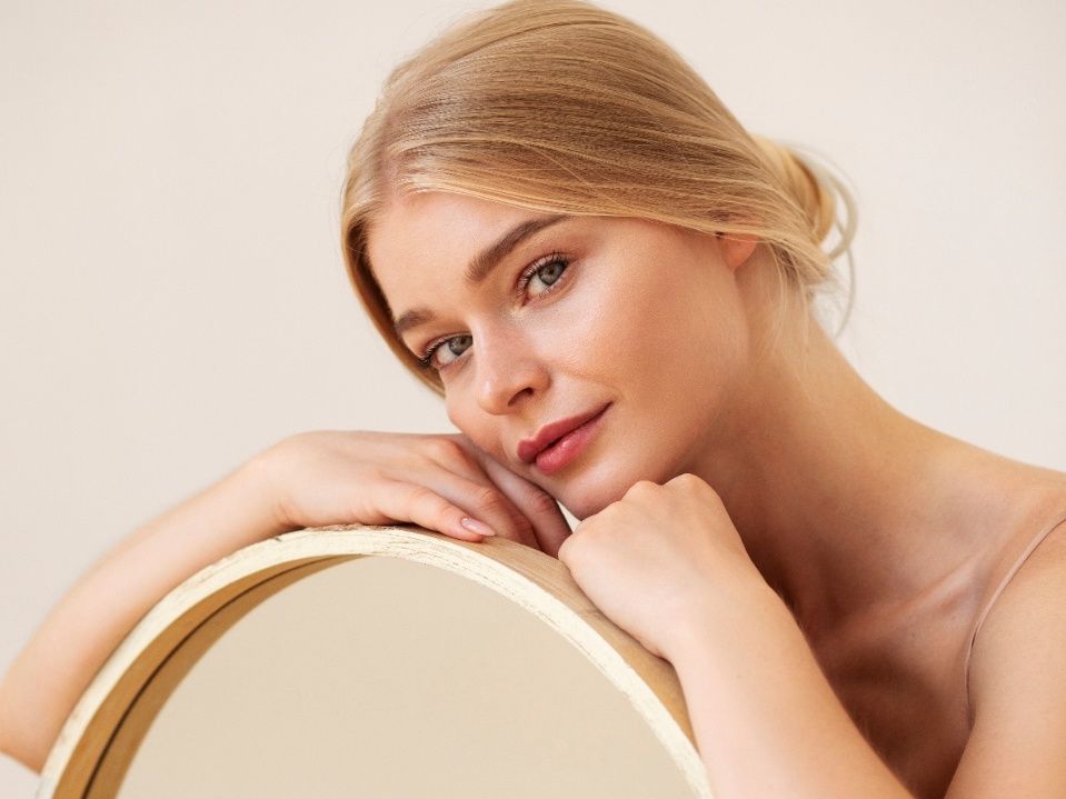 Είσαι έτοιμη να λάμψεις; Αυτή η κρέμα προσφέρει πολυπρισματική λάμψη και αποτέλεσμα highlighter