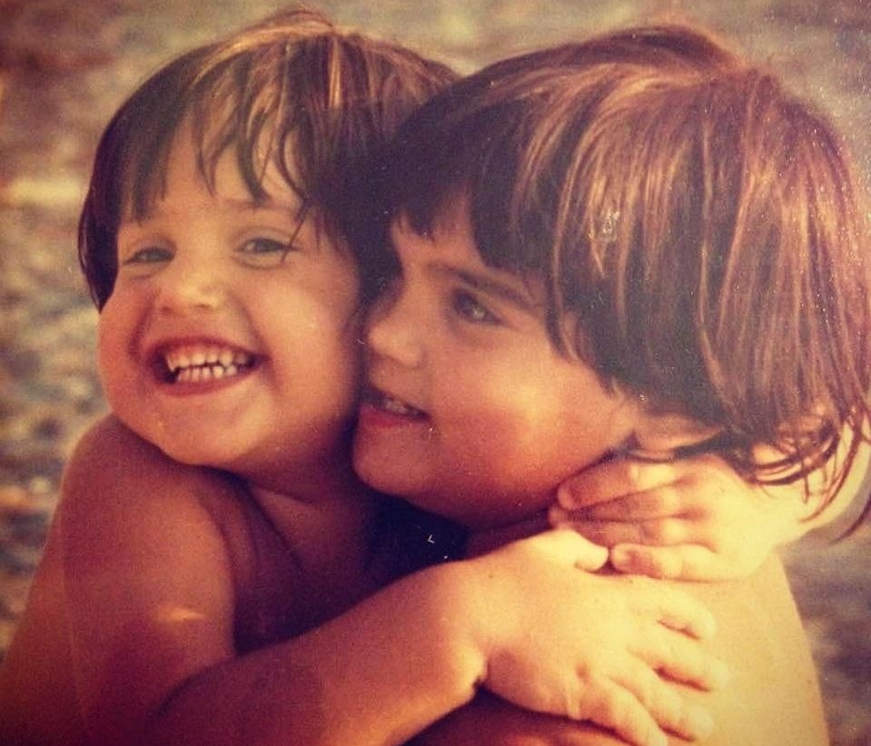 Το ένα κοριτσάκι της φωτογραφίας είναι η κοκκινομάλλα παρουσιάστρια που λατρεύεις