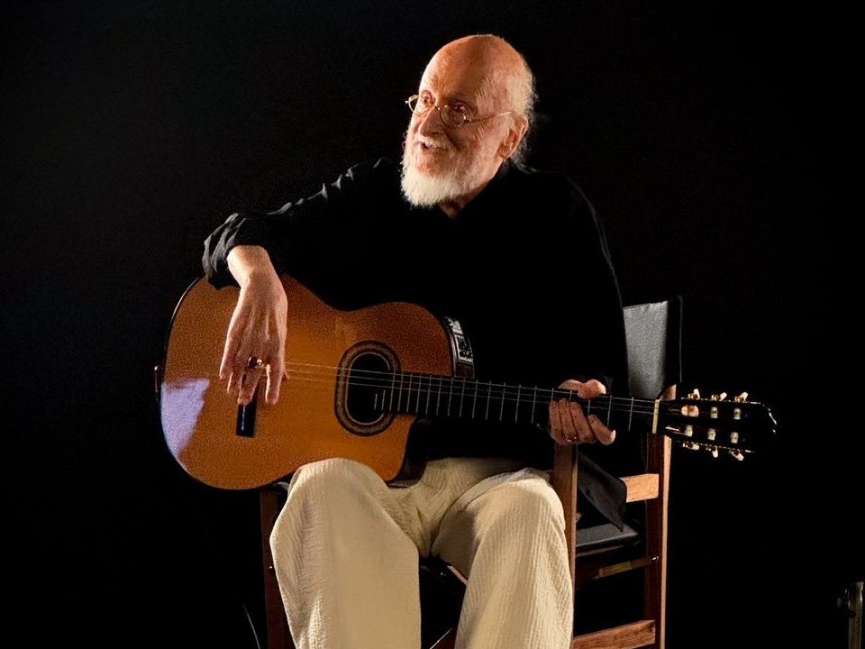 Οι 6 εποχές του Διονύση Σαββόπουλου στη νέα εκπομπή «Long play» είναι μία όαση αισθητικής στην TV