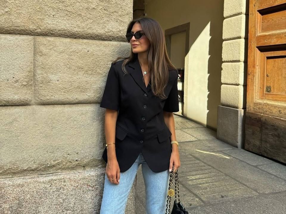 Tα κοντομάνικα blazers είναι η νέα chic επιλογή για κάθε μέρα – Δες πώς θα τα φορέσεις