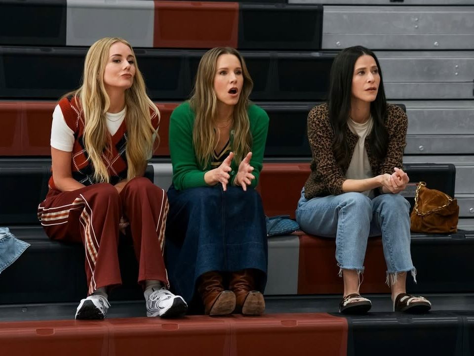 5 κλασικοί L.A. συνδυασμοί που λατρέψαμε από την Justine Lupe στη 2η σεζόν του Nobody Wants This