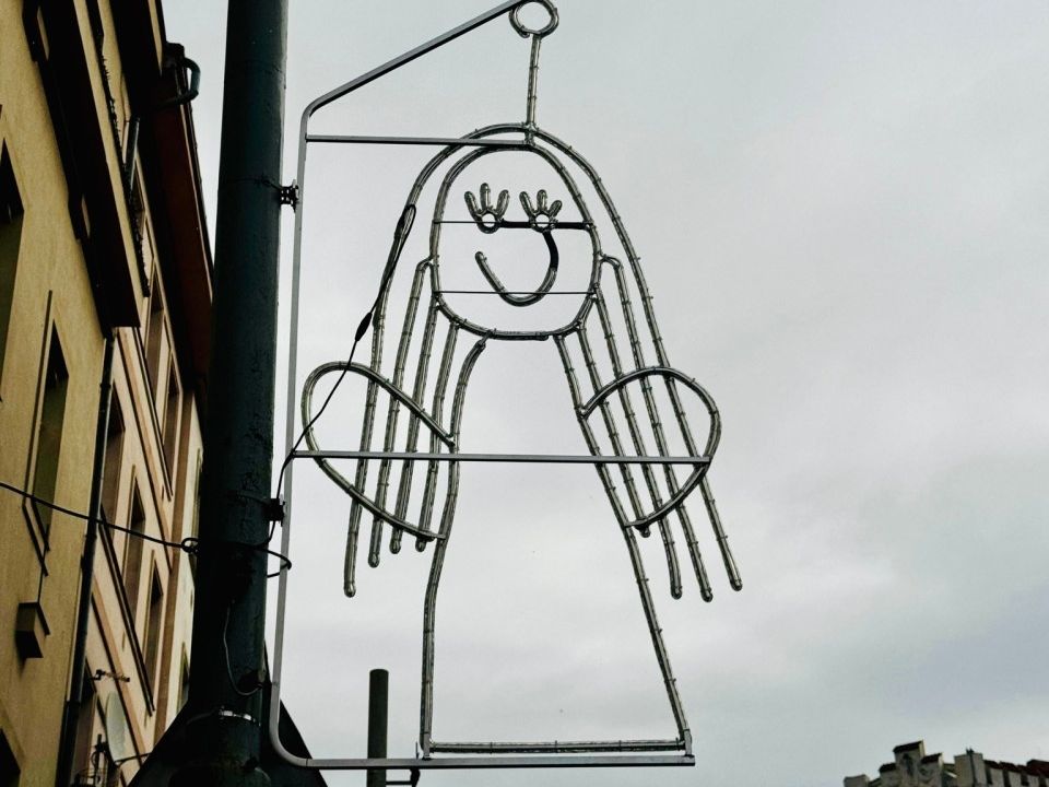 Η Πράγα έκανε τον πιο εντυπωσιακό χριστουγεννιάτικο στολισμό, μετατρέποντας παιδικά σχέδια σε φως