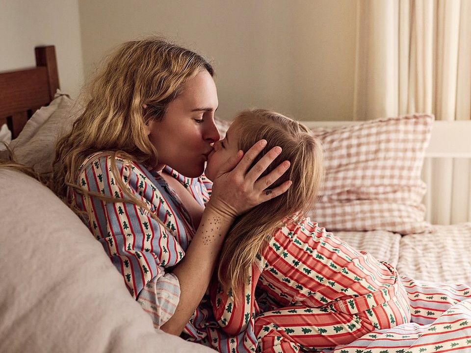 Η Rumer Willis απαντά στην κριτική για την ανατροφή της 3χρονης κόρης της με βίντεο όπου τη θηλάζει