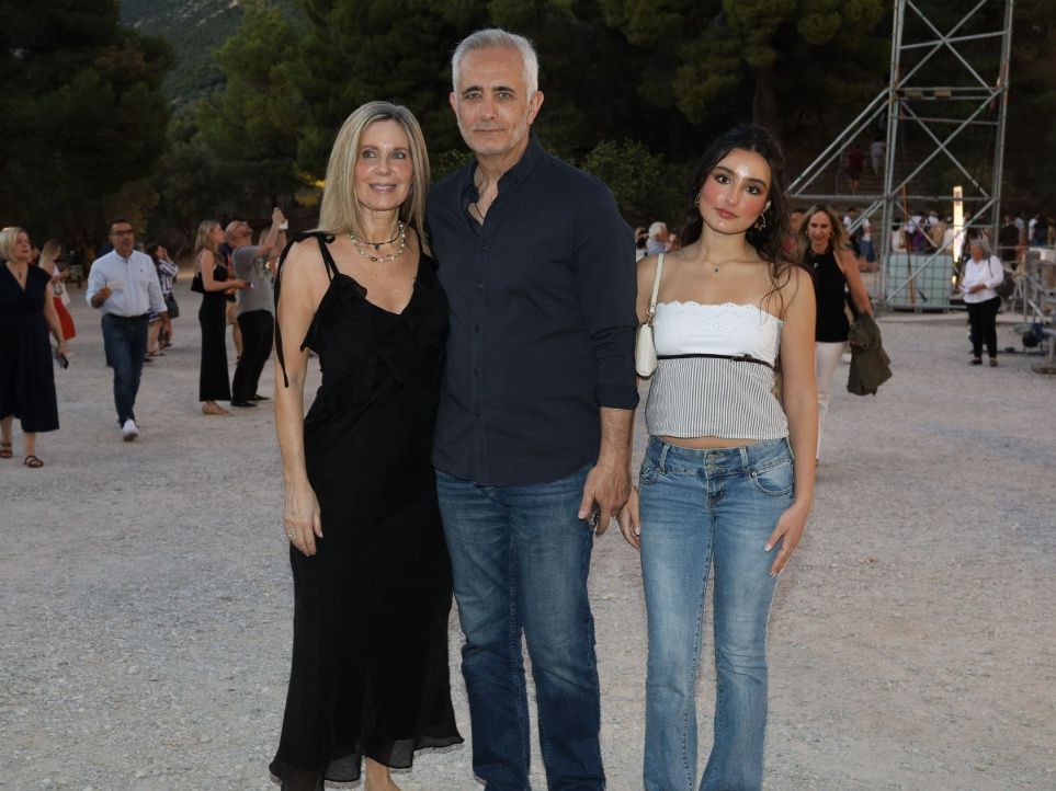 Σωκράτης Αλαφούζος: Η σπάνια έξοδος στην Ελλάδα με την κόρη και τη σύντροφό του & η ζωή στην Αμερική