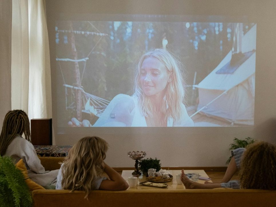 7 πράγματα που αξίζει πραγματικά να κάνεις όταν φιλοξενείσαι σε ένα σπίτι