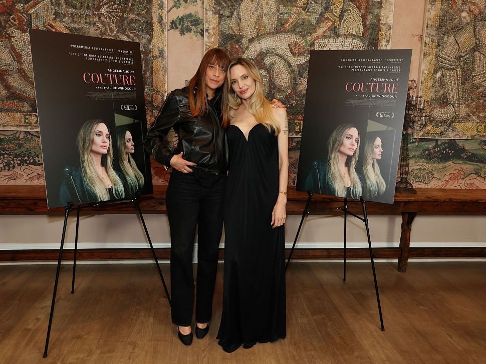 Η Angelina Jolie μιλά για τη μητέρα της και συγκινεί: «Χανόμαστε και νιώθουμε απομονωμένοι»