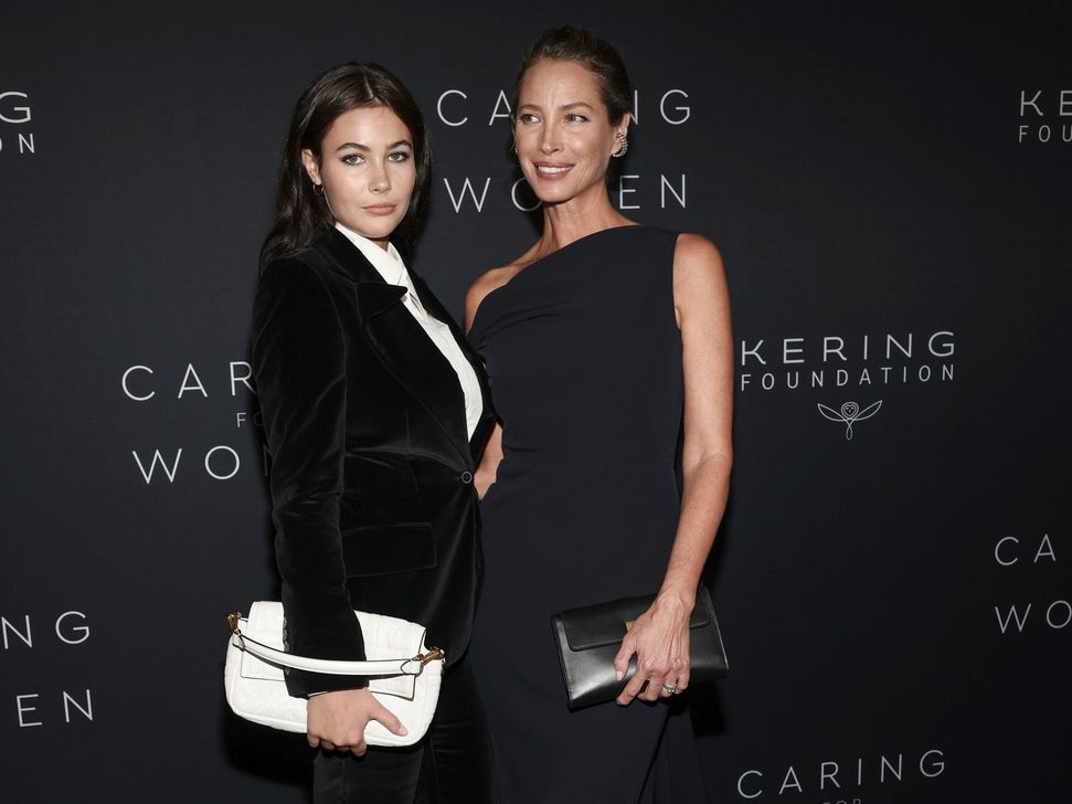 Grace Burns: Η κόρη της Turlington φωτογραφήθηκε με τη μαμά της και η ομοιότητα είναι εμφανής