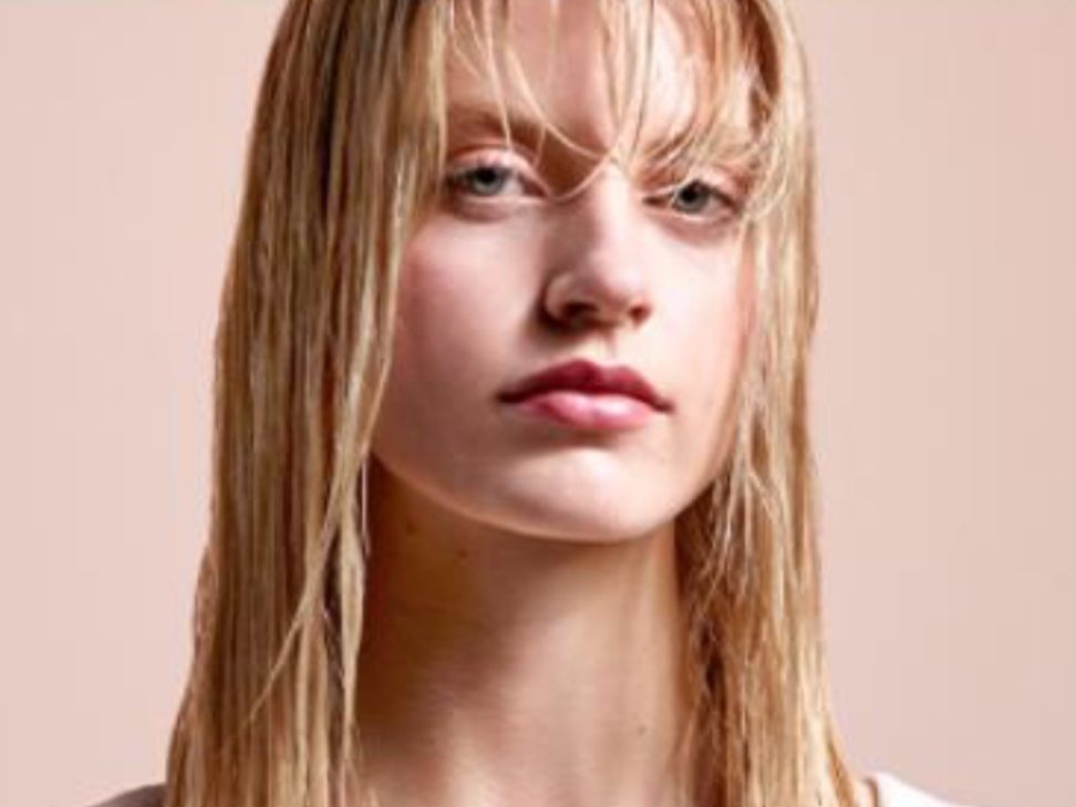 Η δύναμη που ξεκινά από τα μαλλιά μας: Όταν το styling γίνεται μορφή αυτοφροντίδας