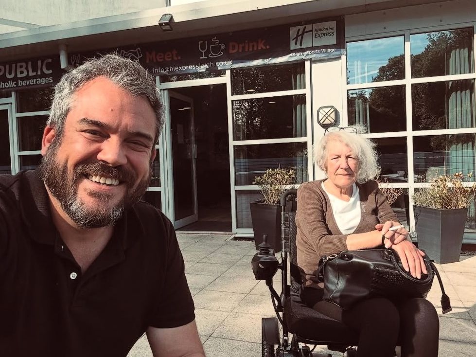 Πυγμαλίων Δαδακαρίδης: Το συγκινητικό αντίο στη μητέρα του & η «αγκαλιά» των συναδέλφων του