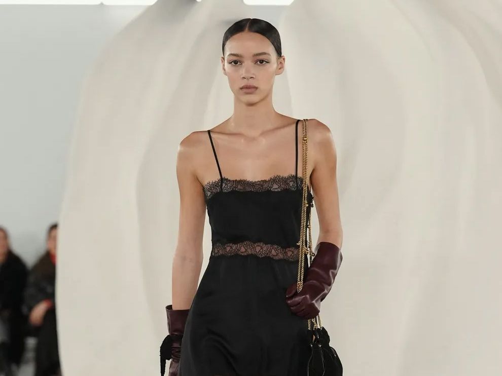 Ulla Johnson F/W 2026: Ρουμπινί κραγιόν, micro winged liner & παιχνιδιάρικη διάθεση στο make up