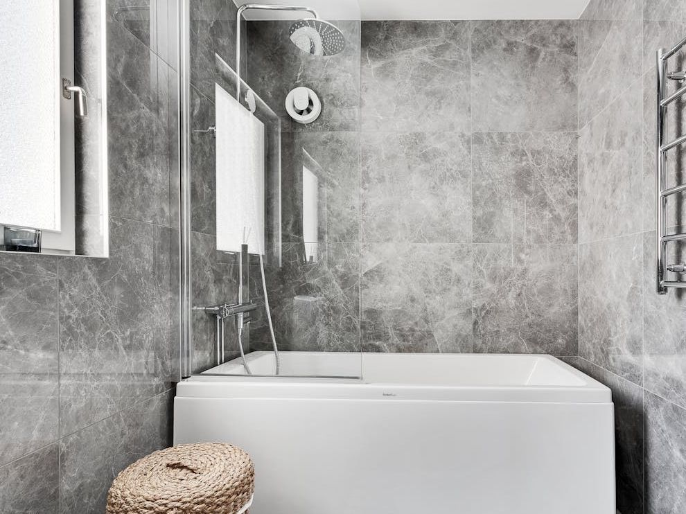 Με σόδα και οξυζενέ: Αυτός ο μυστικός συνδυασμός καθαρίζει το πιο δύσκολο σημείο στο μπάνιο σου