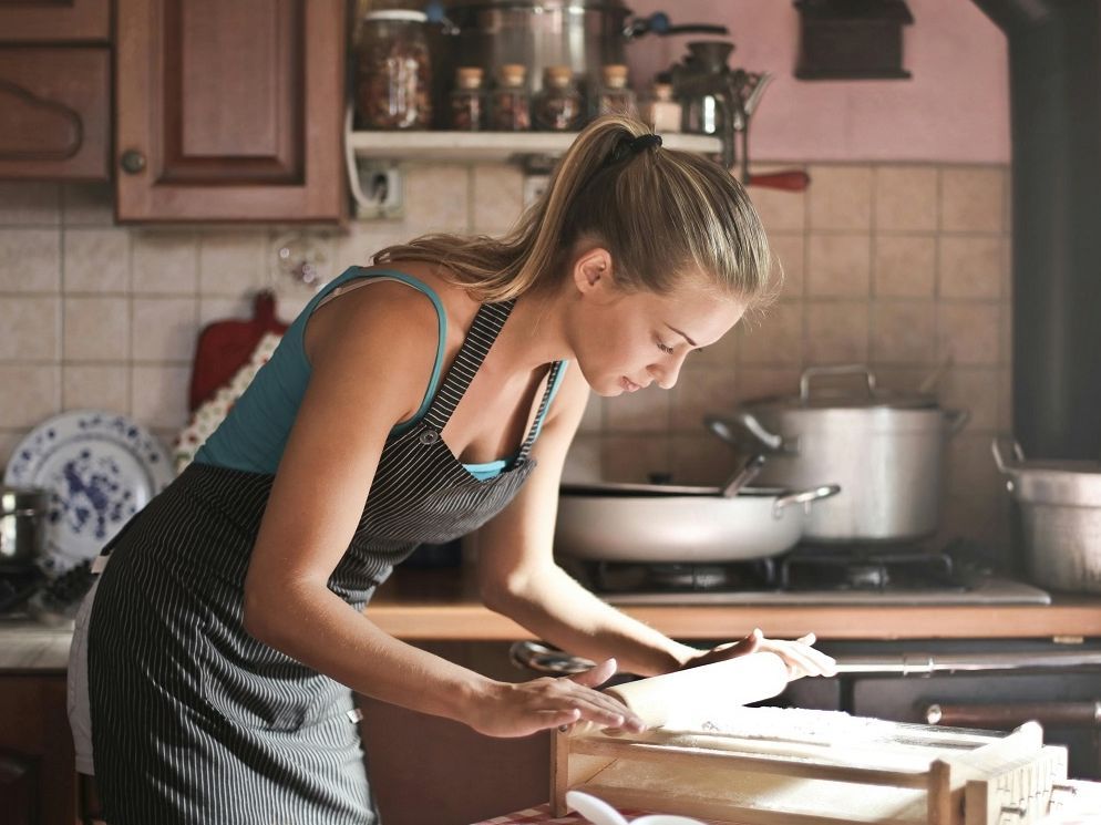 Οι γυναίκες που είναι βαθιά δυστυχισμένες, αλλά δεν το παραδεχονται έχουν αυτές τις συνήθειες