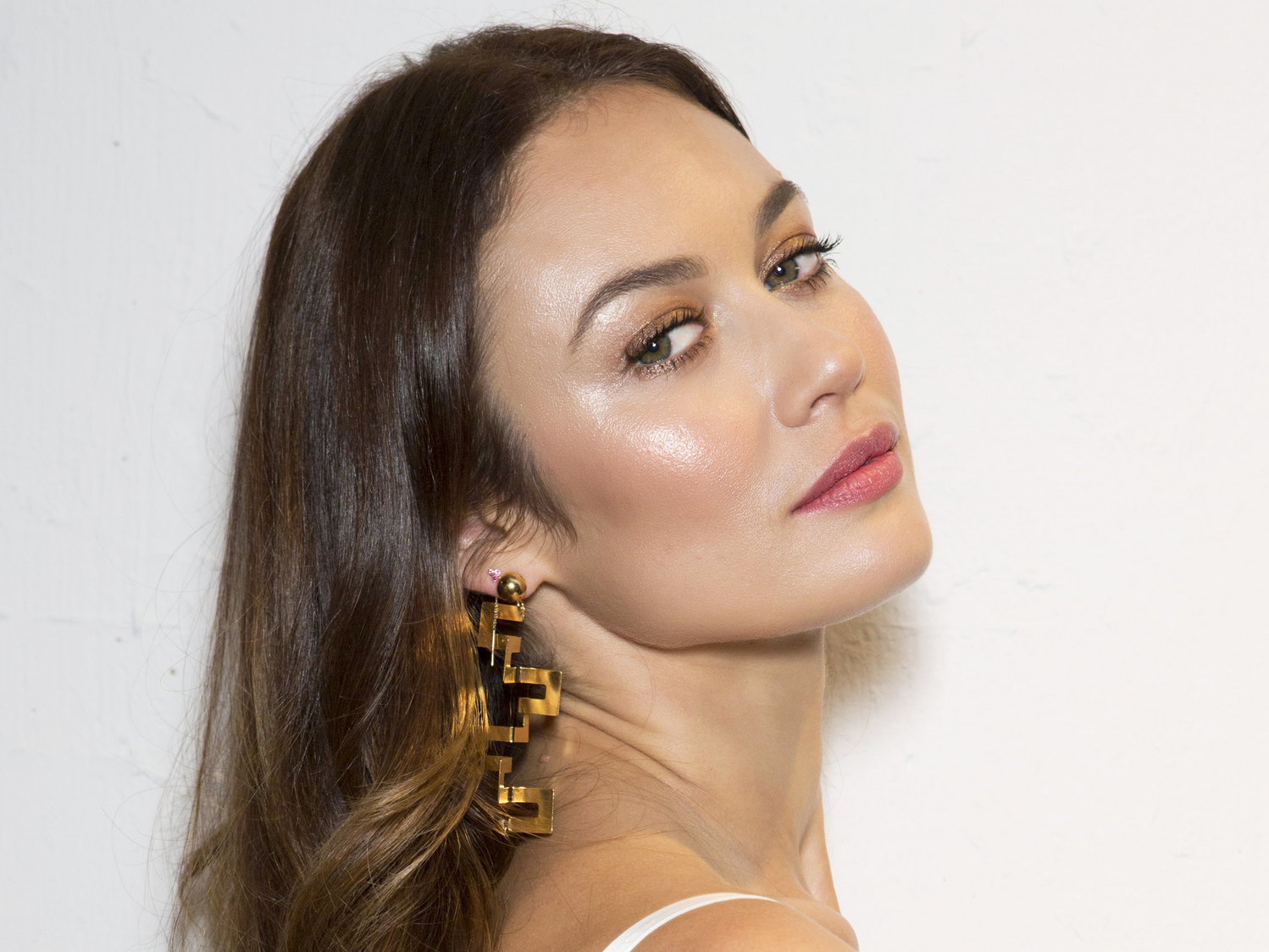 Bronzing Vs Contouring: Τι είναι και ποιο από τα δύο ταιριάζει σε εσένα