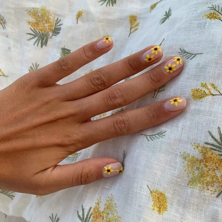 @NOBODYSCHILD-floral-nails.png