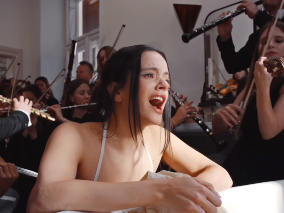 Η Rosalía και το «Berghain» είναι ήδη viral, μήπως όμως η σύγκριση με την Taylor Swift είναι άδικη;