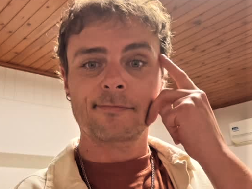 Ο Νίκος Μίχας έγινε γιατρός στο ΕΚΑΒ, αλλά ακόμα φτιάχνει τραγούδια μαζί με την 6,5 ετών κόρη του