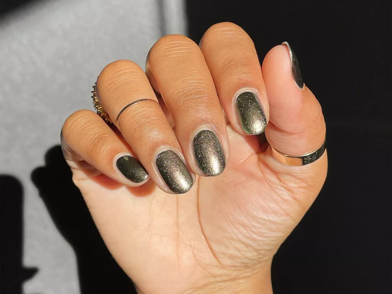 Festive manicure: 7 ιδέες για να δώσεις λάμψη στα κοντά νύχια