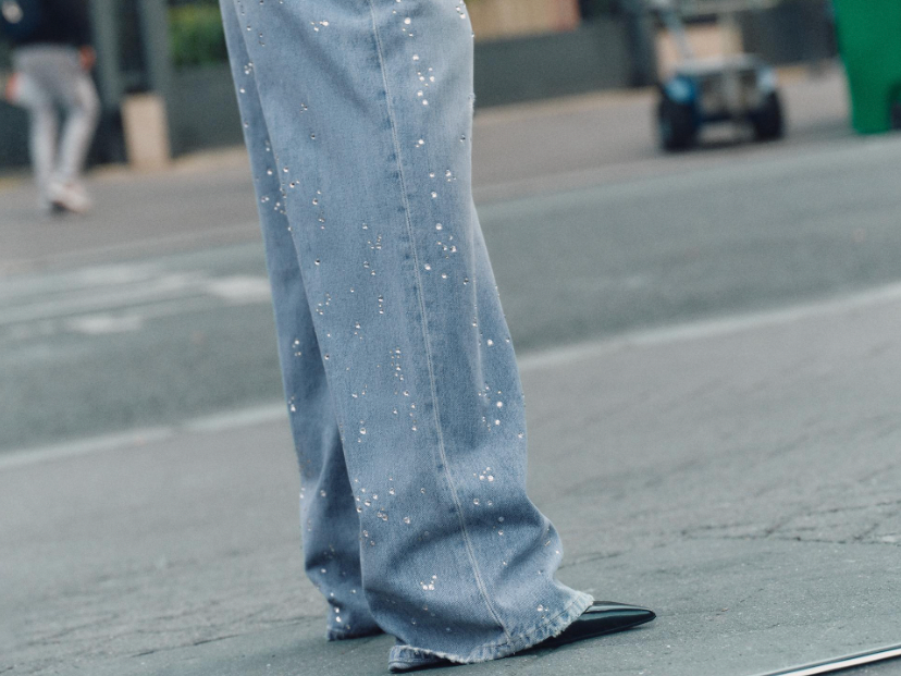 Shiny Jeans: Τα glam denim παντελόνια που θα φοράς κάθε μέρα φέτος στις γιορτές