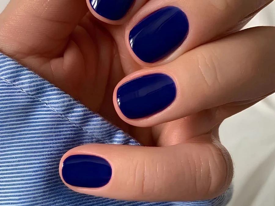 Dark blue manicure: Αυτή είναι η απόχρωση που επιλέγουμε τώρα τον μήνα Ιανουάριο στα νύχια